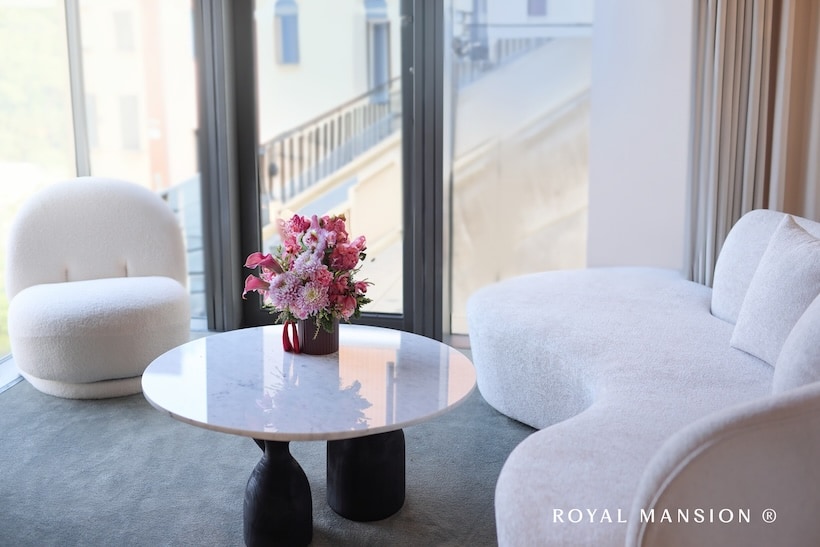 ROYAL MANSION 店內明亮舒適的接待區空間