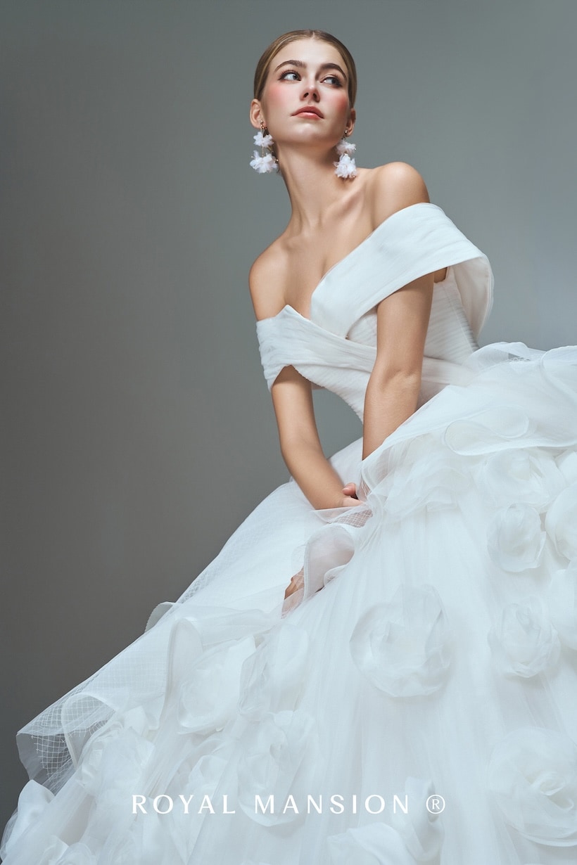 2026-婚紗推薦-高訂婚紗-婚紗款式-一字領立體花朵紗裙禮服-2-蘿亞婚紗-台北