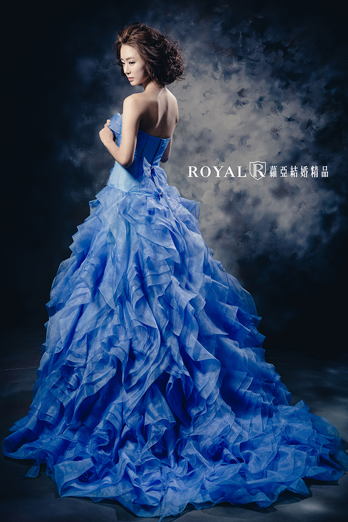 精致立体玫瑰与高级亮片缝珠,简约中带有惊喜感   如此梦幻的礼服